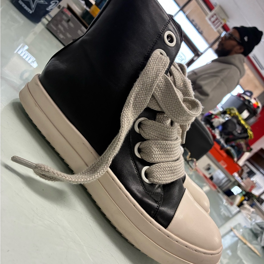 Men’s Stylish Black and White High-Tops RO Look A Likes Pre Owned SZ 43